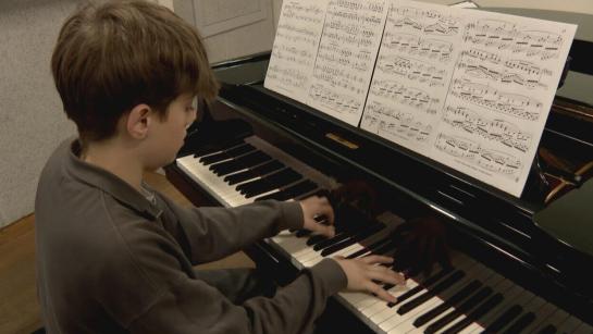 leerling speelt piano