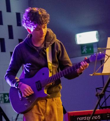 foto leerling elektrische gitaar