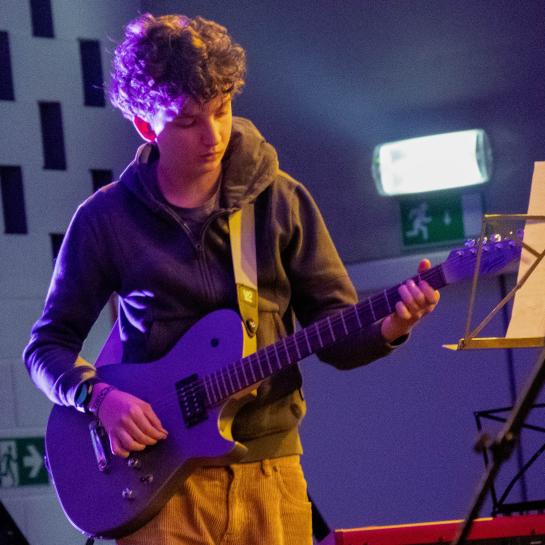 foto leerling elektrische gitaar